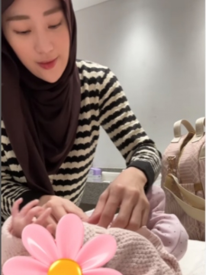 9 Foto Gaya Larissa Chou Ajak Hangout Anak Kedua, Badan Langsing Pasca Lahiran Jadi Sorotan