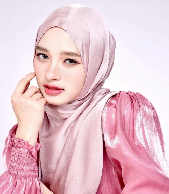 10 Potret Inara Rusli Pakai Outfit Shimmer, Auranya Dibilang kayak Masih Gadis!