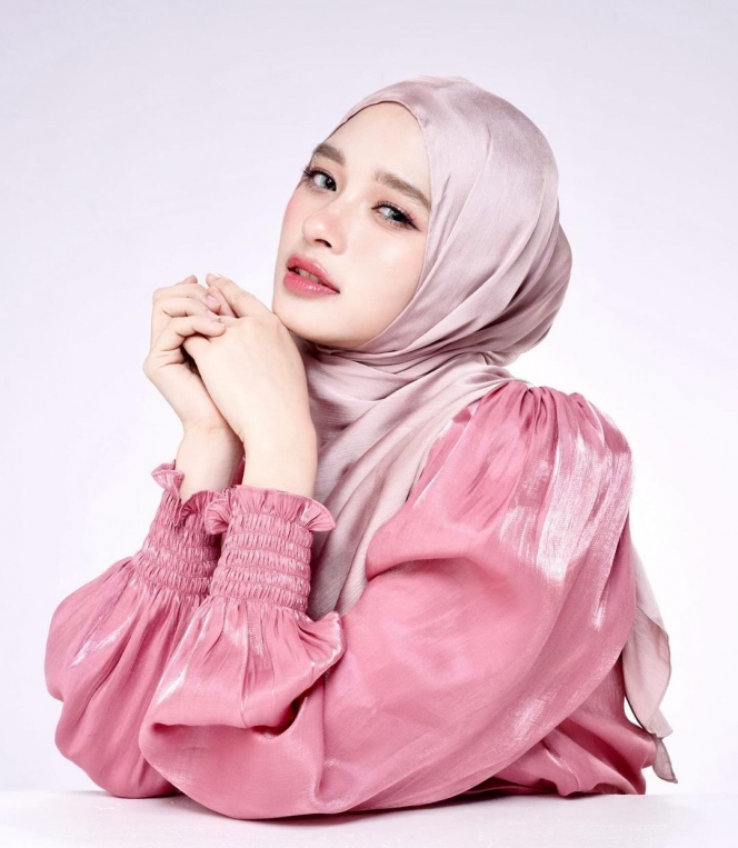 10 Potret Inara Rusli Pakai Outfit Shimmer, Auranya Dibilang kayak Masih Gadis!