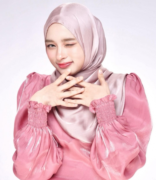 10 Potret Inara Rusli Pakai Outfit Shimmer, Auranya Dibilang kayak Masih Gadis!