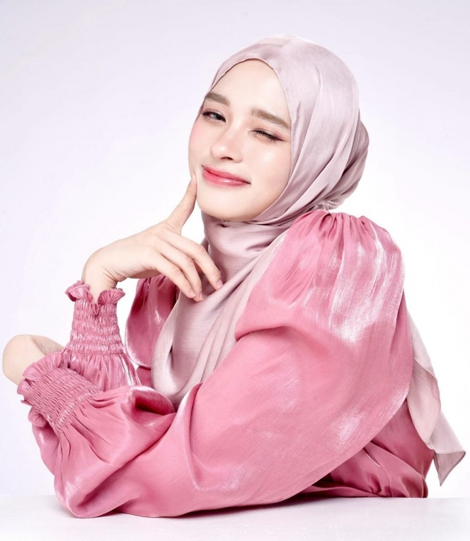 10 Potret Inara Rusli Pakai Outfit Shimmer, Auranya Dibilang kayak Masih Gadis!