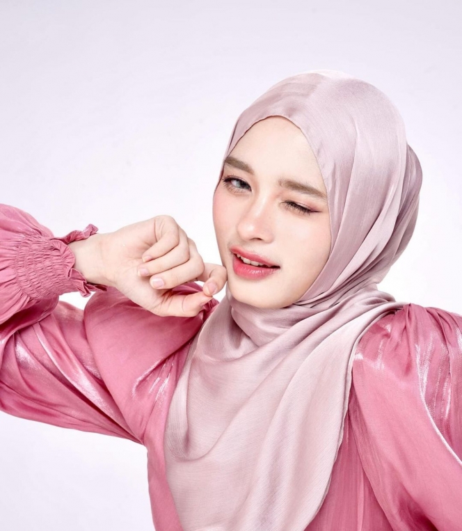 10 Potret Inara Rusli Pakai Outfit Shimmer, Auranya Dibilang kayak Masih Gadis!