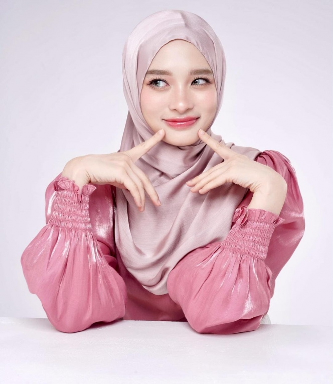 10 Potret Inara Rusli Pakai Outfit Shimmer, Auranya Dibilang kayak Masih Gadis!