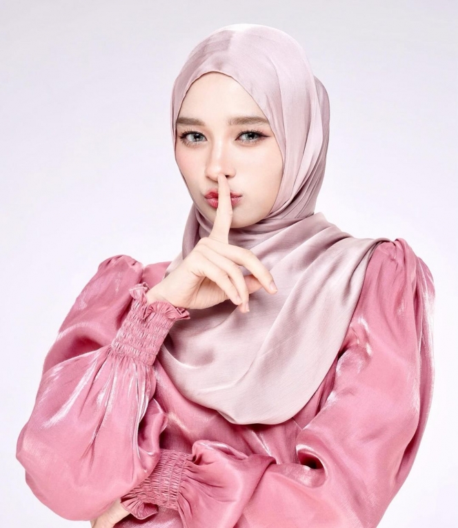 10 Potret Inara Rusli Pakai Outfit Shimmer, Auranya Dibilang kayak Masih Gadis!