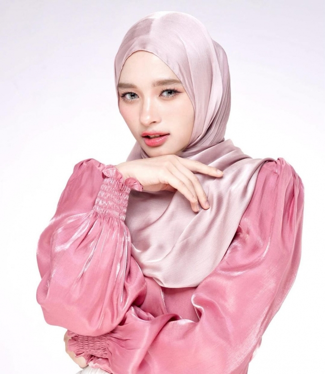 10 Potret Inara Rusli Pakai Outfit Shimmer, Auranya Dibilang kayak Masih Gadis!