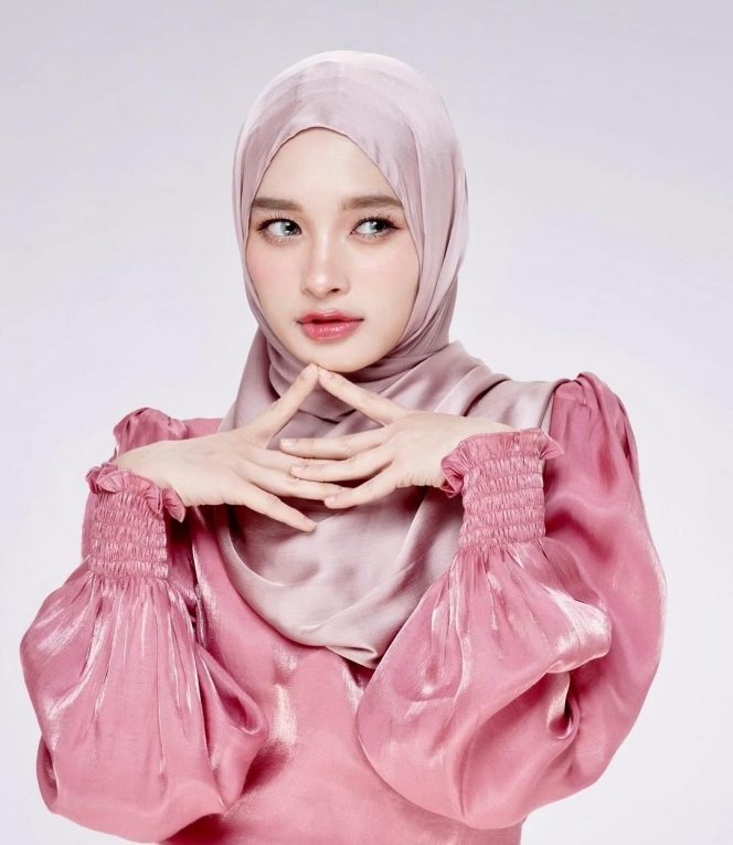 10 Potret Inara Rusli Pakai Outfit Shimmer, Auranya Dibilang kayak Masih Gadis!