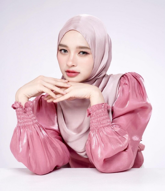 10 Potret Inara Rusli Pakai Outfit Shimmer, Auranya Dibilang kayak Masih Gadis!