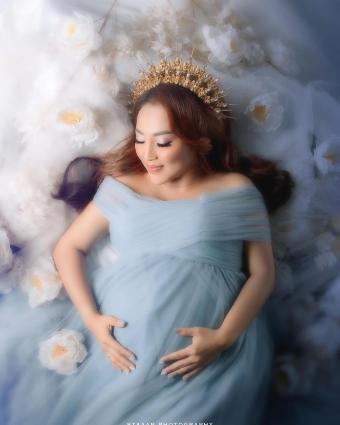 Deretan Foto Maternity Mpok Alpa yang Berkonsep Dewi Yunani, Cantik dan Keibuan Banget!