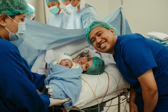 10 Foto Clairine Clay Istri Joshua Suherman Melahirkan Anak Pertama, Wajah Anaknya Gemes Banget!