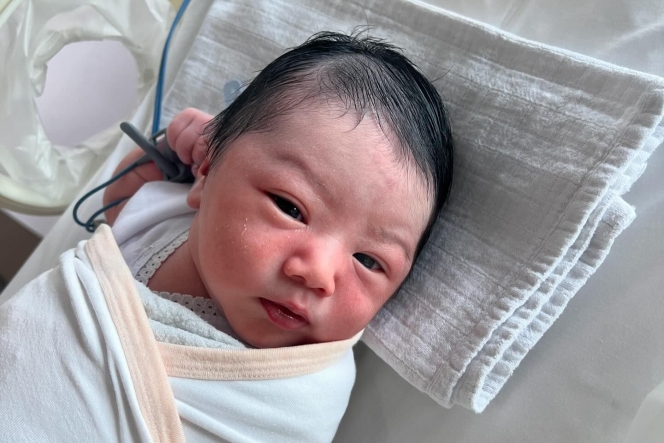 10 Foto Clairine Clay Istri Joshua Suherman Melahirkan Anak Pertama, Wajah Anaknya Gemes Banget!