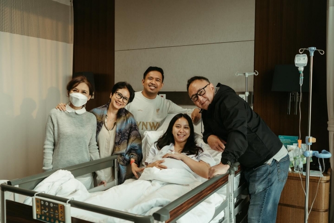 10 Foto Clairine Clay Istri Joshua Suherman Melahirkan Anak Pertama, Wajah Anaknya Gemes Banget!