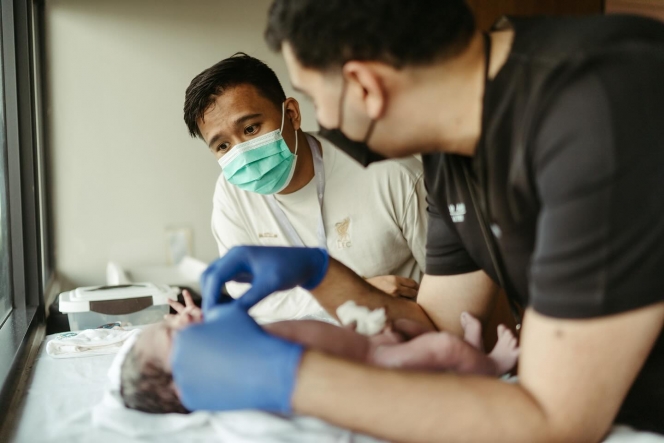 10 Foto Clairine Clay Istri Joshua Suherman Melahirkan Anak Pertama, Wajah Anaknya Gemes Banget!