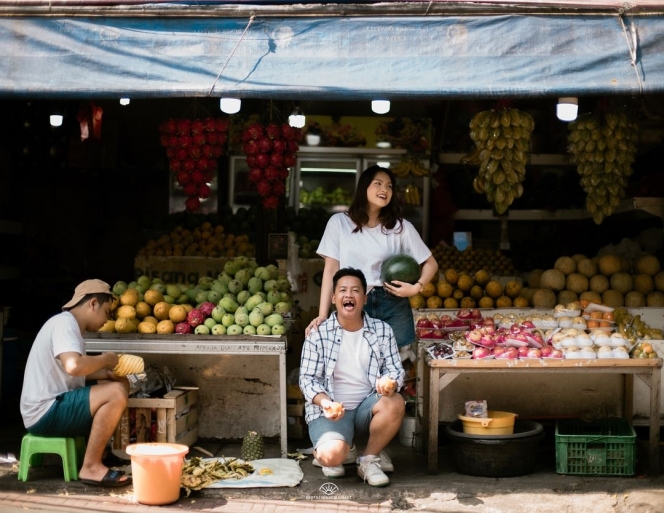 Romantis Abis, Ini Deretan Foto Prewedding Kedua Dustin Tiffani dan Kekasih di Pasar Buah