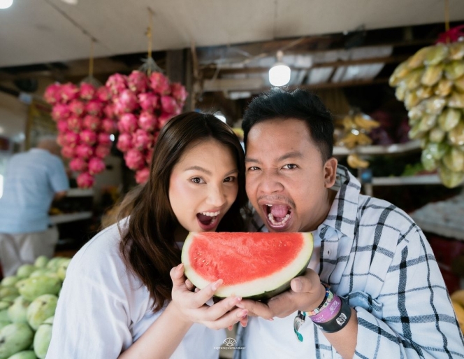 Romantis Abis, Ini Deretan Foto Prewedding Kedua Dustin Tiffani dan Kekasih di Pasar Buah