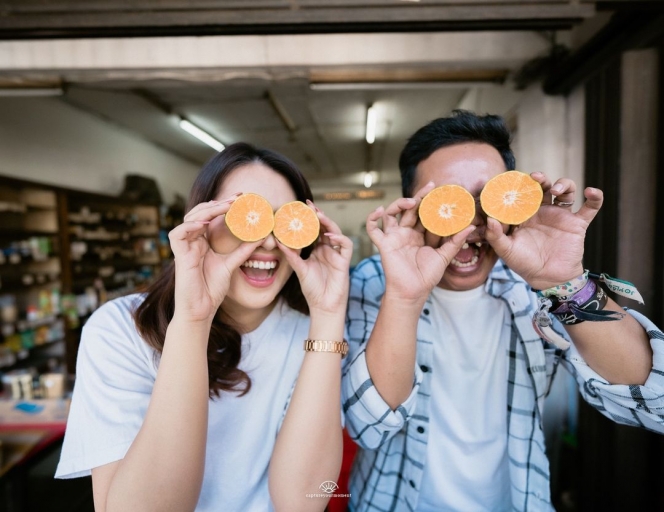 Romantis Abis, Ini Deretan Foto Prewedding Kedua Dustin Tiffani dan Kekasih di Pasar Buah