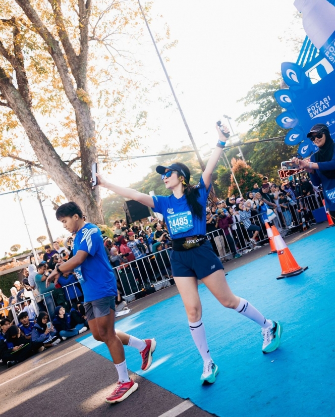 Sempet Kesel Gegara Kebelet, Ini Foto Gaya Febby Rastanty saat Ikut Marathon di Bandung