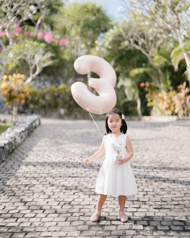 Deretan Foto Dion Wiyoko Rayakan Ulang Tahun Ketiga Gianna, Bawa Anak Istri Liburan ke Bali