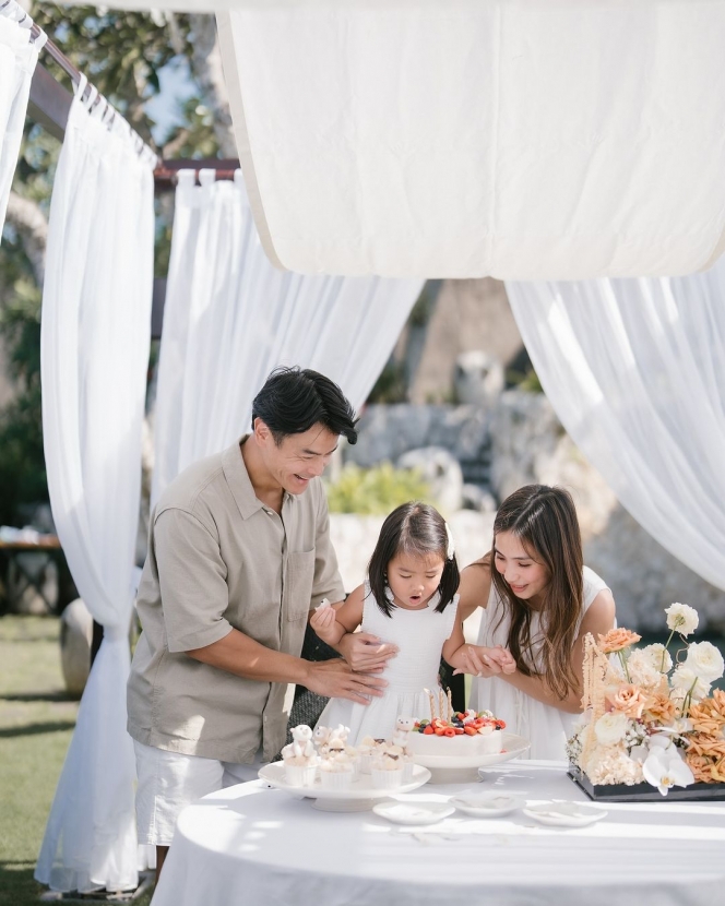 Deretan Foto Dion Wiyoko Rayakan Ulang Tahun Ketiga Gianna, Bawa Anak Istri Liburan ke Bali