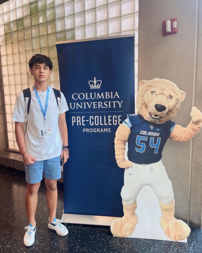 7 Foto Gaya Bunga Zainal di New York, Antar Anak Ikut Summer Program Columbia University Sambil Liburan