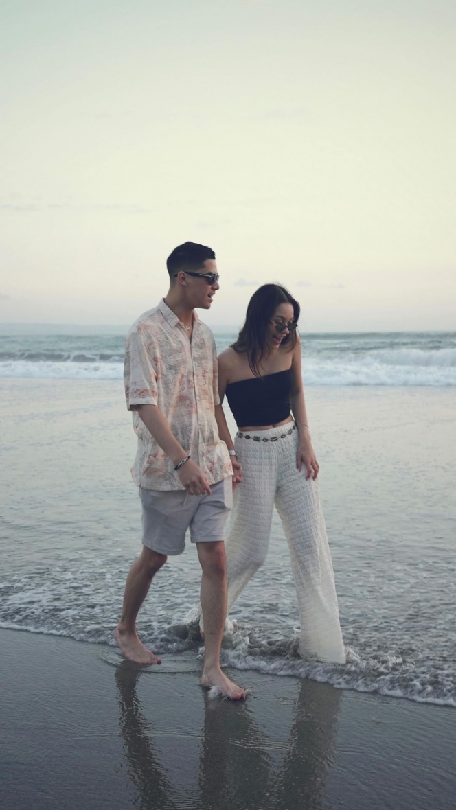 10 Foto Al Ghazali dan Alyssa Daguise Bagikan Kemesraan di Pantai, Fix Bakal sampai Nikah nih?