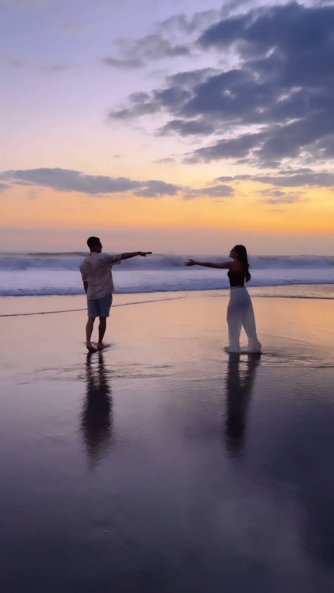 10 Foto Al Ghazali dan Alyssa Daguise Bagikan Kemesraan di Pantai, Fix Bakal sampai Nikah nih?