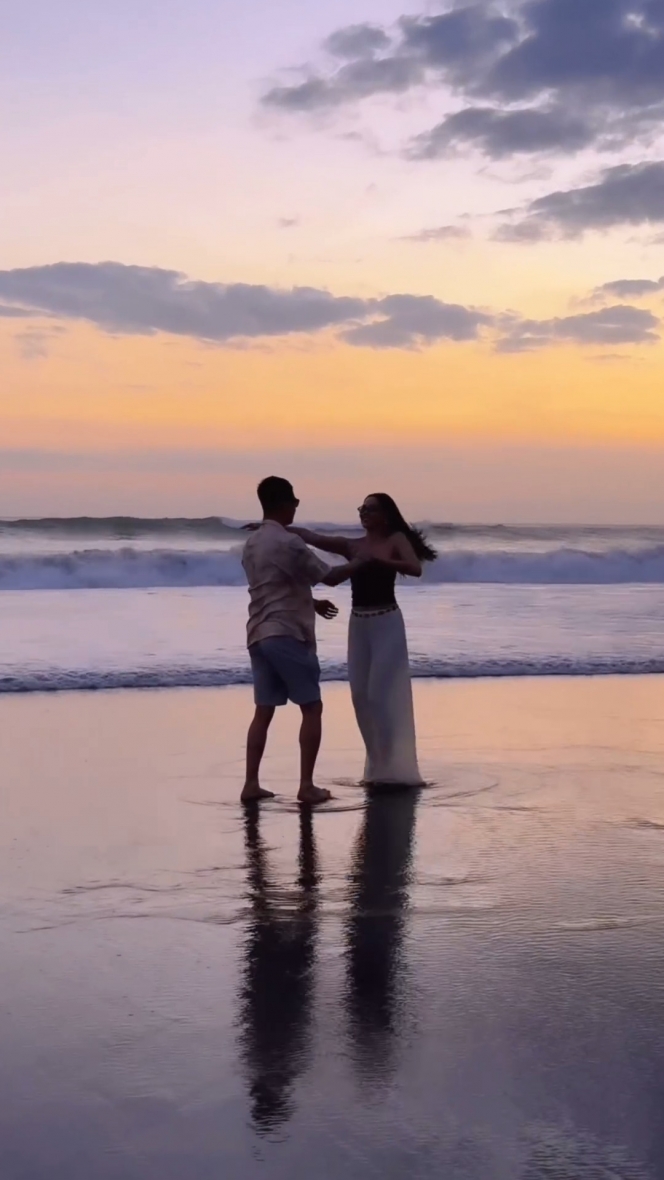 10 Foto Al Ghazali dan Alyssa Daguise Bagikan Kemesraan di Pantai, Fix Bakal sampai Nikah nih?