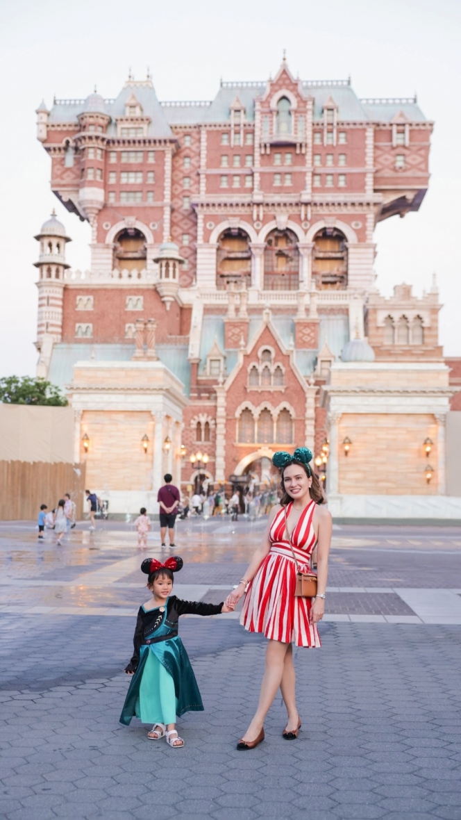 10 Foto Shandy Aulia Liburan ke Disney Sea Tokyo Bareng Anak dan Mantan Suami, Tetap Kompak Meski Sudah Bercerai