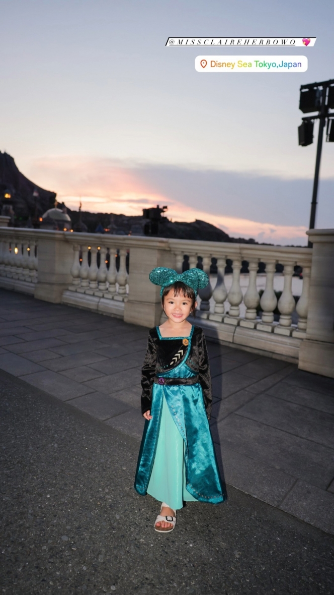 10 Foto Shandy Aulia Liburan ke Disney Sea Tokyo Bareng Anak dan Mantan Suami, Tetap Kompak Meski Sudah Bercerai