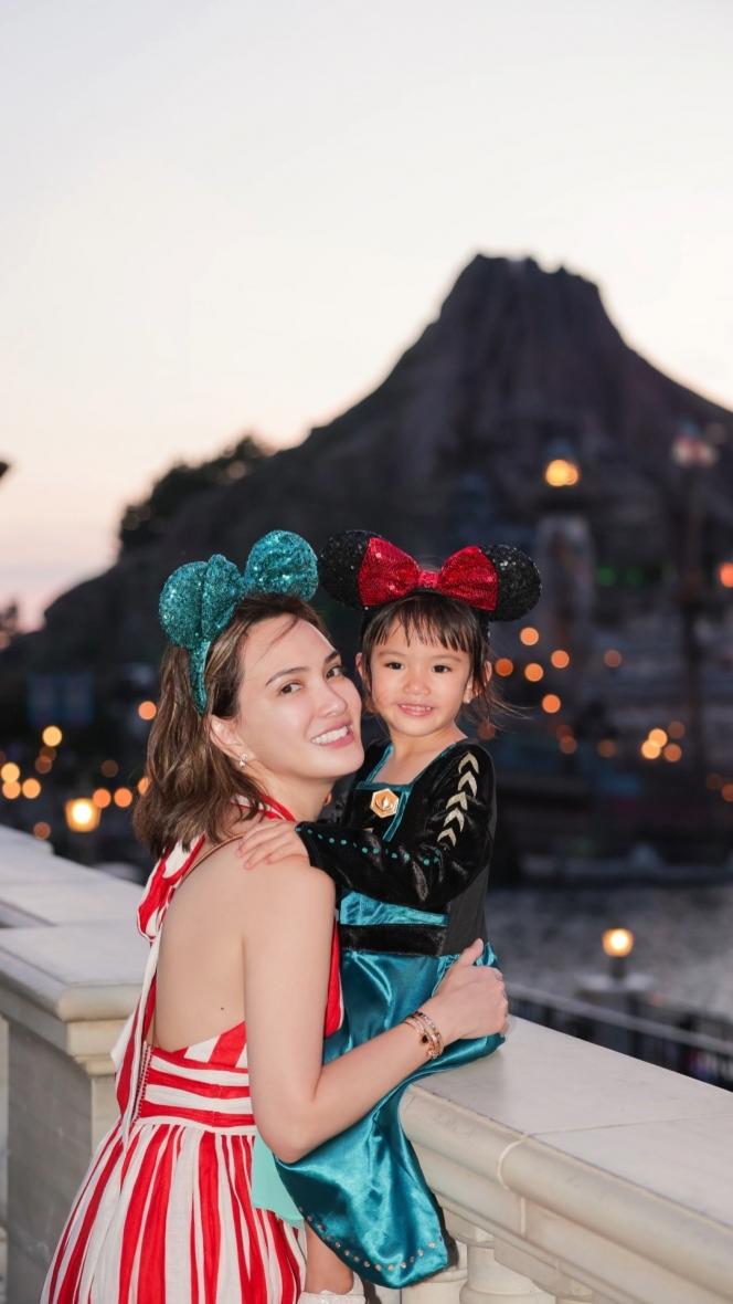 10 Foto Shandy Aulia Liburan ke Disney Sea Tokyo Bareng Anak dan Mantan Suami, Tetap Kompak Meski Sudah Bercerai