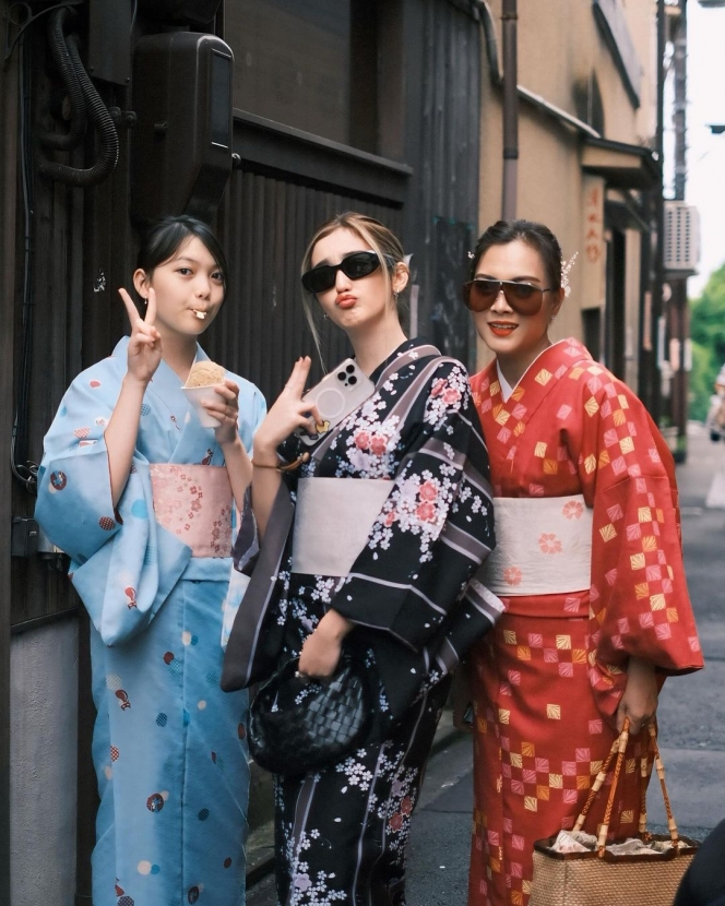 10 Potret Ranty Maria Pakai Kimono saat Liburan di Jepang, Cantik Banget kayak Boneka!