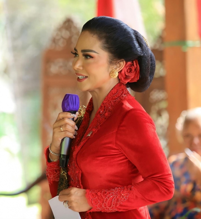 Intip Cantiknya Kris Dayanti dalam Balutan Kebaya Merah, Anggun Pancarkan Pesona Wanita Jawa