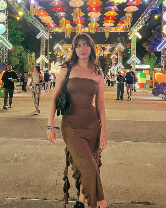 9 Foto Cassandra Lee Nonton Konser Bareng Kekasih, Romantis Abis Pakai OOTD Senada