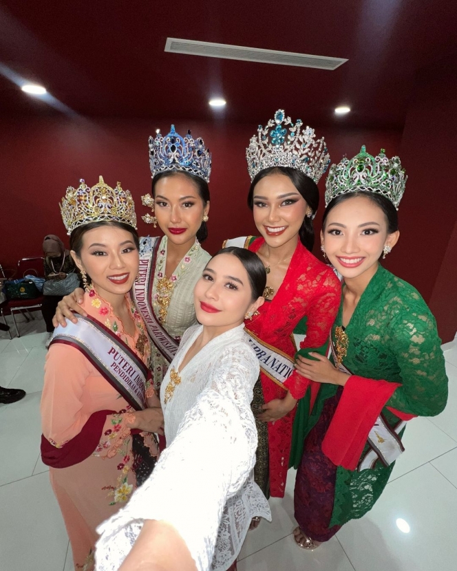 Peringati Hari Kebaya, Ini Deretan Foto Mencolok Prilly Latuconsina saat Pamer Momen Bareng Puteri Indonesia