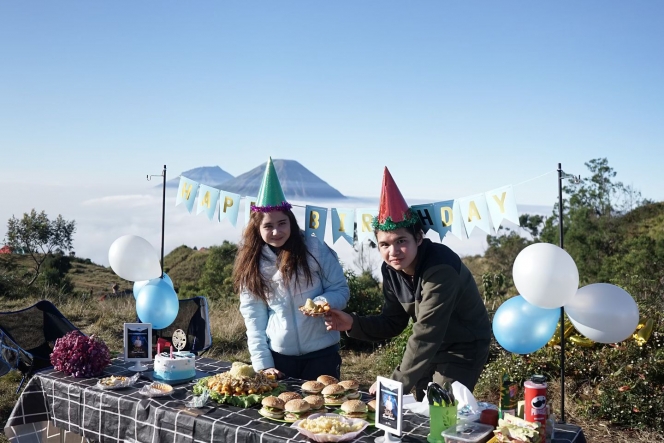 10 Foto Tissa Biani Rayakan Ulang Tahun Ke-22 di Puncak Gunung Prau, Setia Ditemani Dul Jaelani