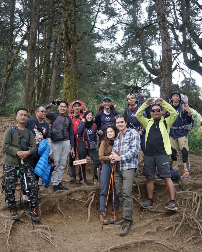 Deretan Foto Tissa Biani Mendaki Gunung Prau Bareng Sang Kekasih Demi Rayakan Ultah di Atas Puncak