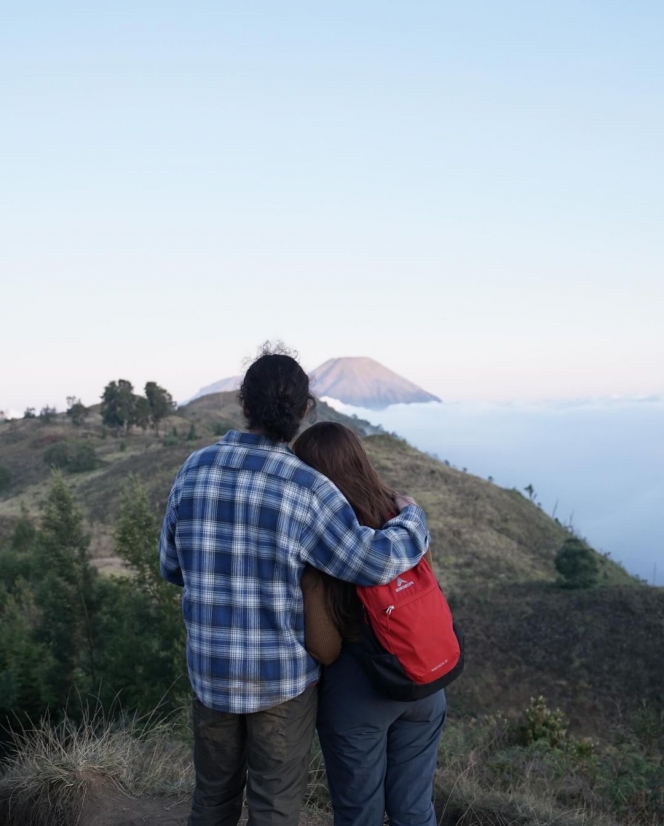 Deretan Foto Tissa Biani Mendaki Gunung Prau Bareng Sang Kekasih Demi Rayakan Ultah di Atas Puncak