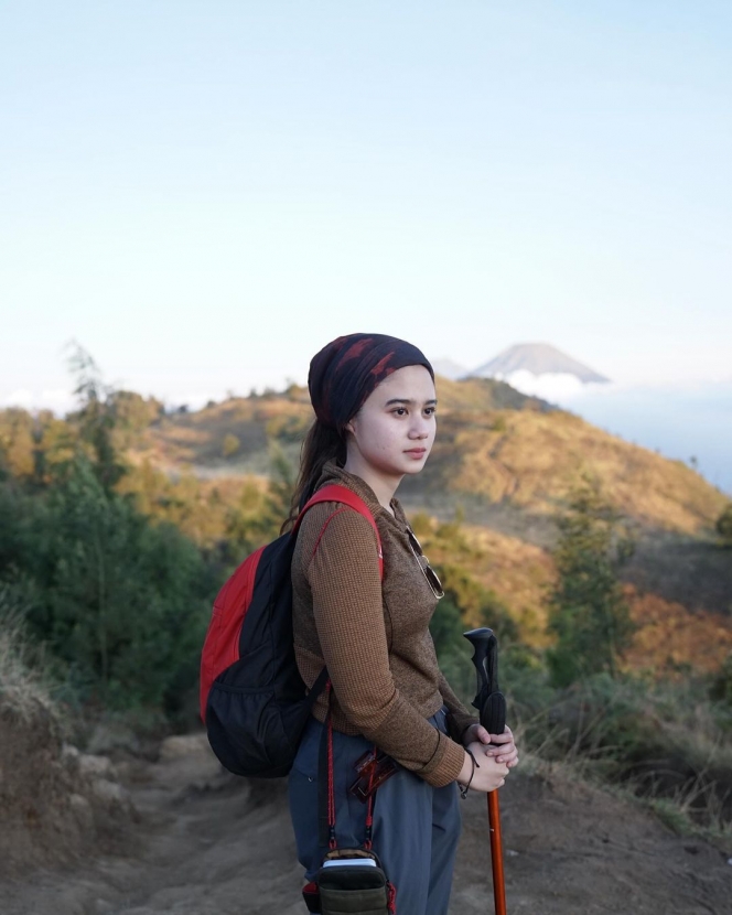 Deretan Foto Tissa Biani Mendaki Gunung Prau Bareng Sang Kekasih Demi Rayakan Ultah di Atas Puncak