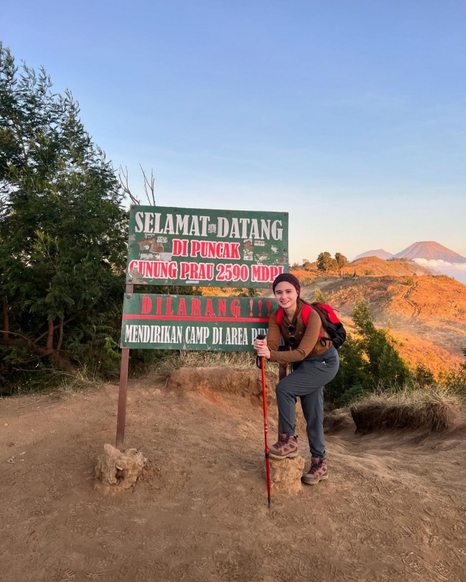 Deretan Foto Tissa Biani Mendaki Gunung Prau Bareng Sang Kekasih Demi Rayakan Ultah di Atas Puncak