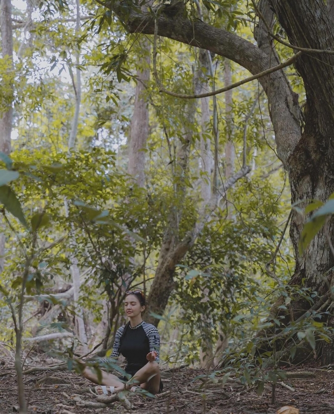 9 Foto Gaya Raline Shah saat Ikut Forest Bathing di Sumba Tengah, Cantiknya Nyegerin Banget!