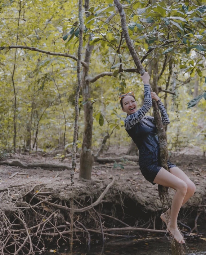 9 Foto Gaya Raline Shah saat Ikut Forest Bathing di Sumba Tengah, Cantiknya Nyegerin Banget!