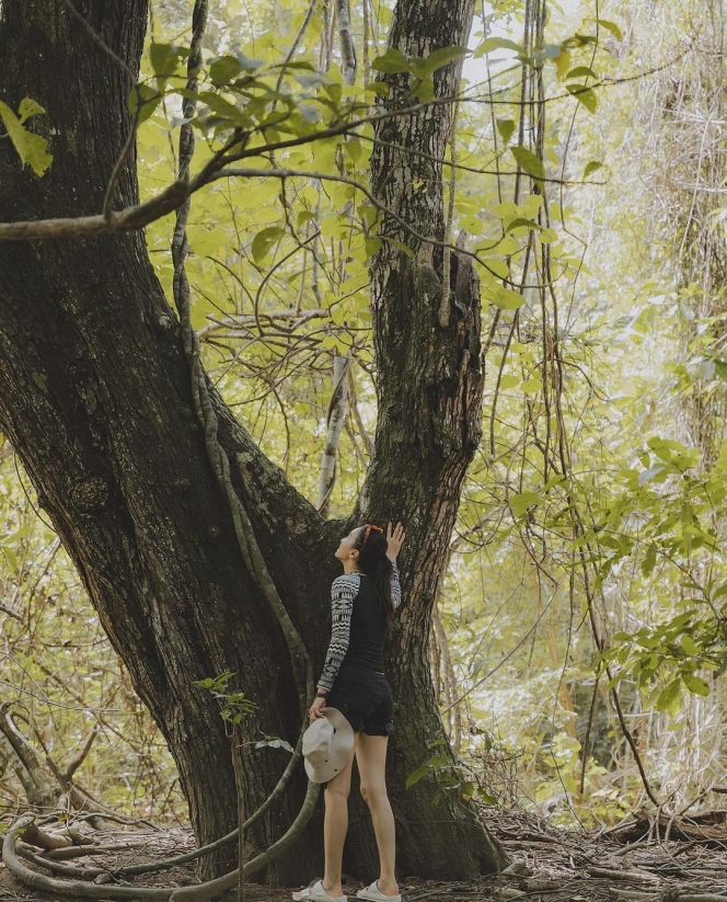 9 Foto Gaya Raline Shah saat Ikut Forest Bathing di Sumba Tengah, Cantiknya Nyegerin Banget!