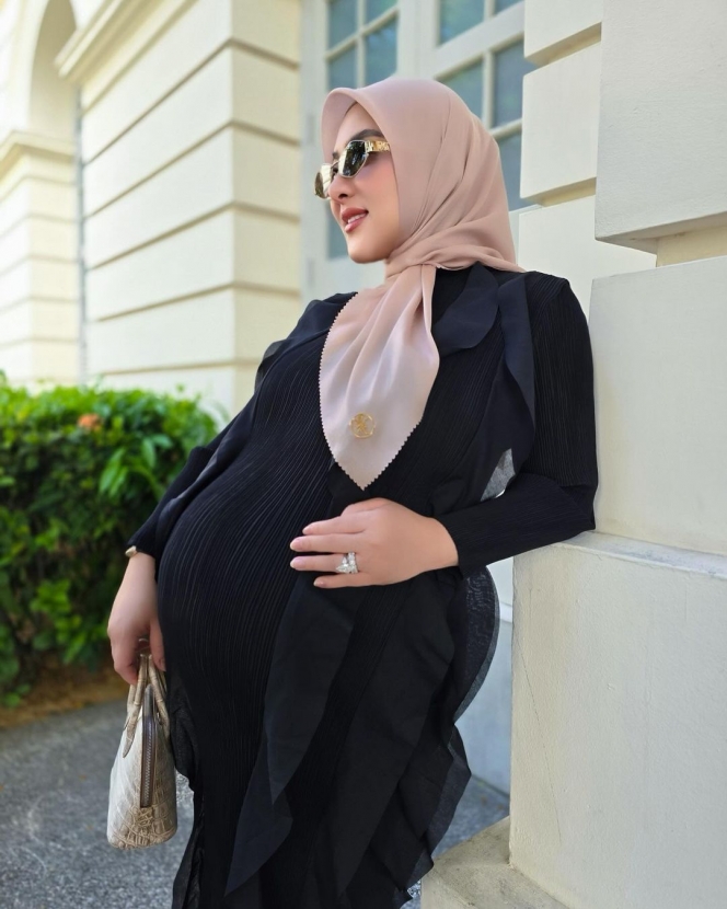 Deretan Foto Syahrini Pamer Baby Bump Super Buncit di Usia Kehamilan 38 Minggu