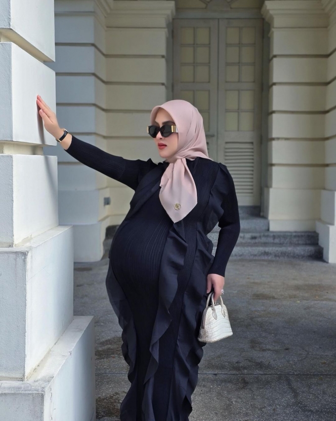 Deretan Foto Syahrini Pamer Baby Bump Super Buncit di Usia Kehamilan 38 Minggu