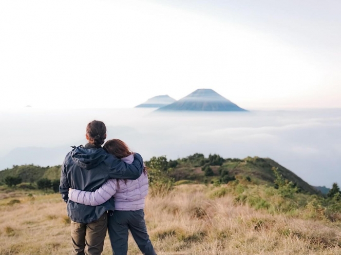 Mountain Date, Begini Gemasnya Tissa Biani dan Dul Jaelani saat Mendaki Gunung Prau Bareng