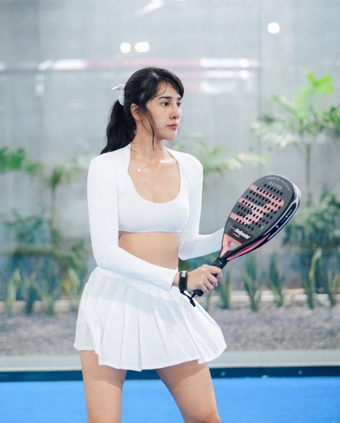 10 Foto Anya Geraldine Latihan Tenis, Saking Semangatnya Sampai Bercucuran Keringat!