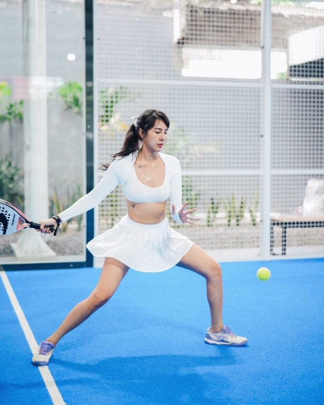 10 Foto Anya Geraldine Latihan Tenis, Saking Semangatnya Sampai Bercucuran Keringat!