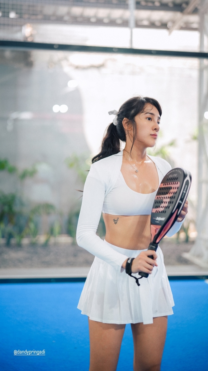 10 Foto Anya Geraldine Latihan Tenis, Saking Semangatnya Sampai Bercucuran Keringat!