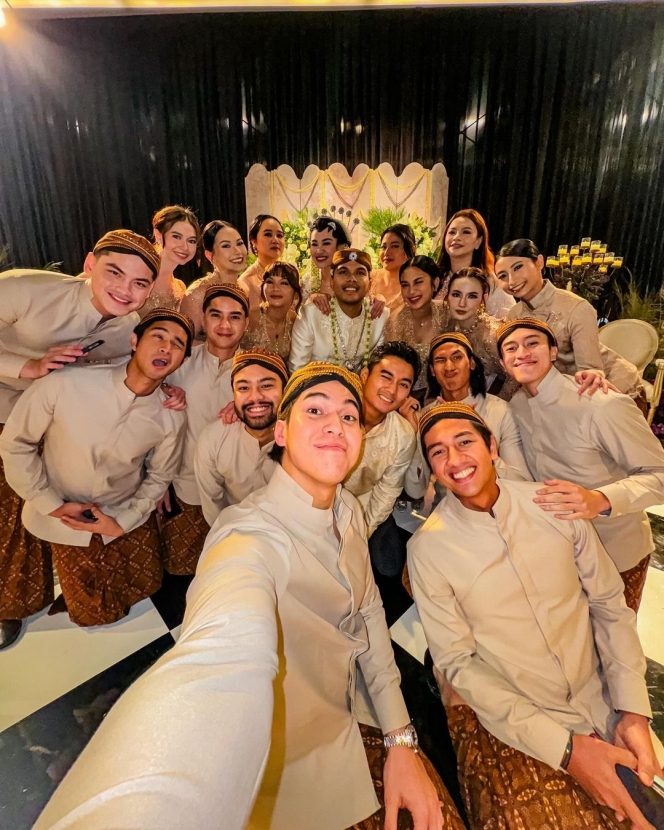 10 Foto El Rumi Jadi Groomsmen di Pernikahan Aaliyah Thariq, Sosok Gandengan Baru Jadi Sorotan Warganet