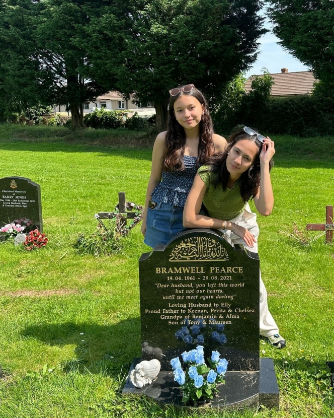 9 Foto Pevita Pearce Temui Adik dan Oma di Inggris, Kompak Ziarah ke Makam Sang Ayah!