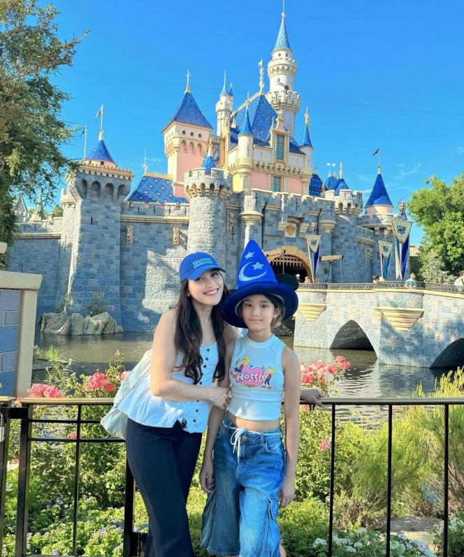 10 Foto Liburan Ayu Ting Ting dan Bilqis di Disneyland, Bahagia Banget Meski Cuma Berdua